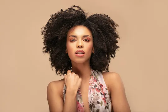 手持手機完成註冊的使用者示意圖